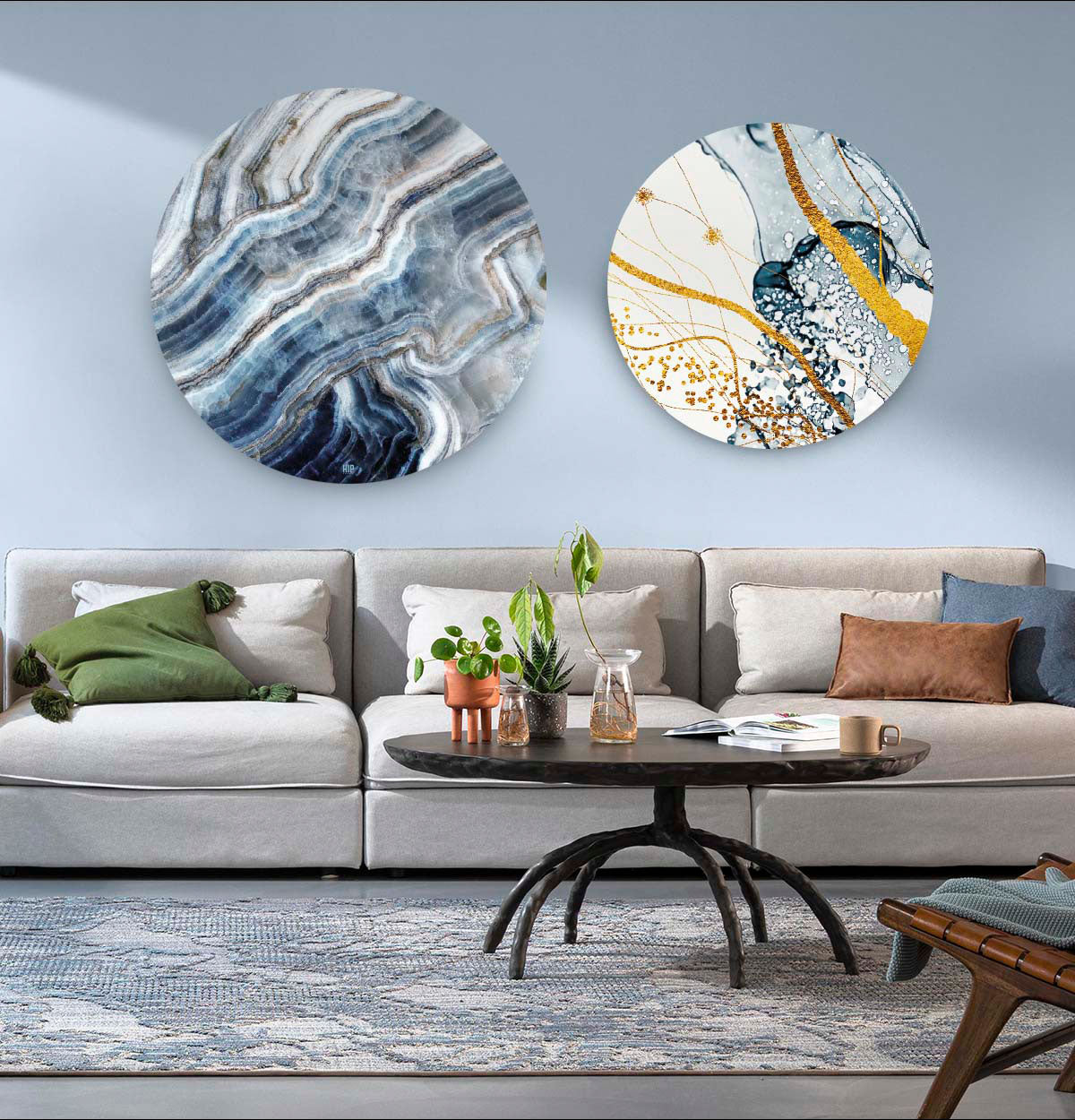 Grijs bankstel met een blauwe muur en twee wandcirkels aan de muur