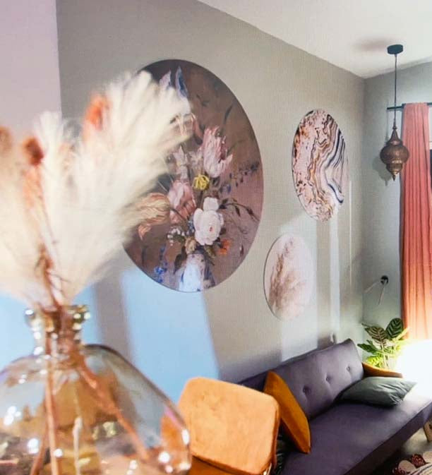 Wanddecoraties en pluimenin een Tiny House Interieur bij RTL 4