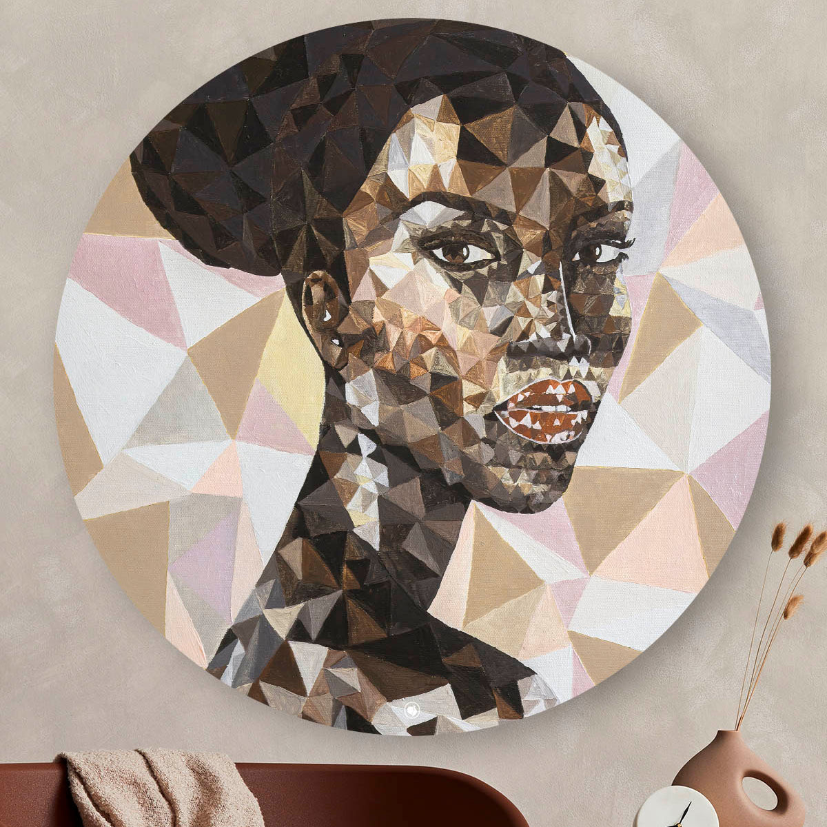 Wandcirkel met een Afrikaanse vrouw opgebouwd uit driehoeken