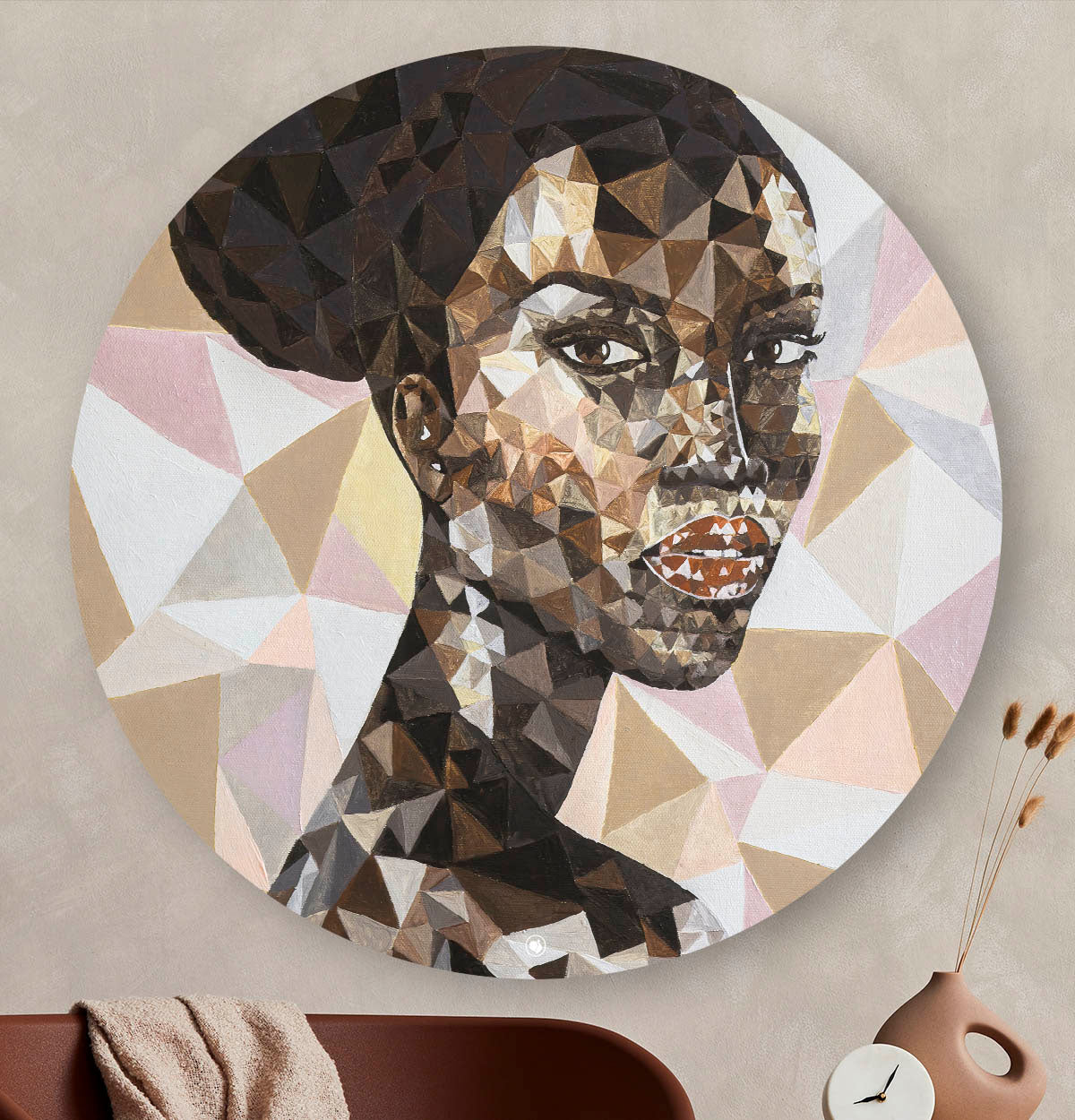 Wandcirkel met een Afrikaanse vrouw opgebouwd uit driehoeken