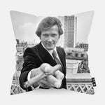 Sierkussen met Roger Moore met een sigaar in zijn hand