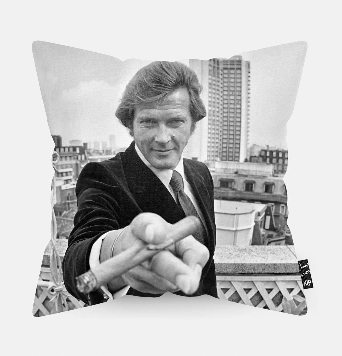 Sierkussen met Roger Moore met een sigaar in zijn hand