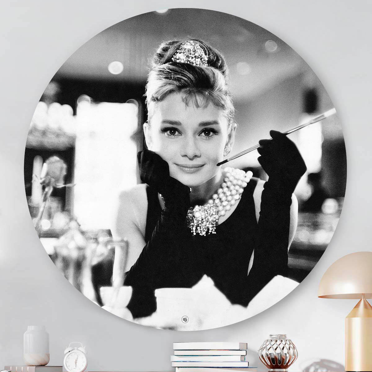 Muurcirkel die hangt aan de muur met Audrey Hepburn met een sigaret in haar hand aan het ontbijt.