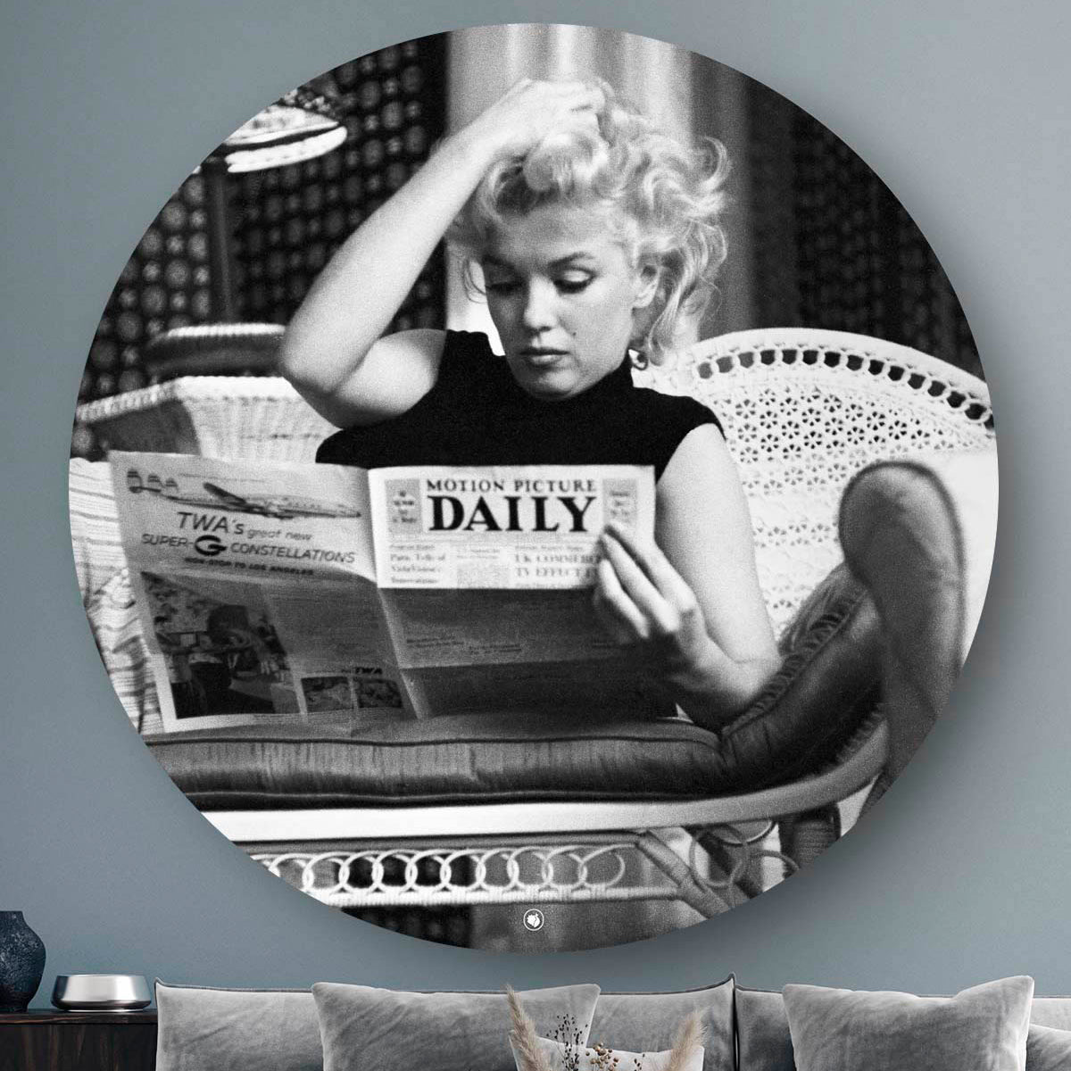 Wanddecoratie aan de muur met daarop Marilyn Monroe die een krant leest
