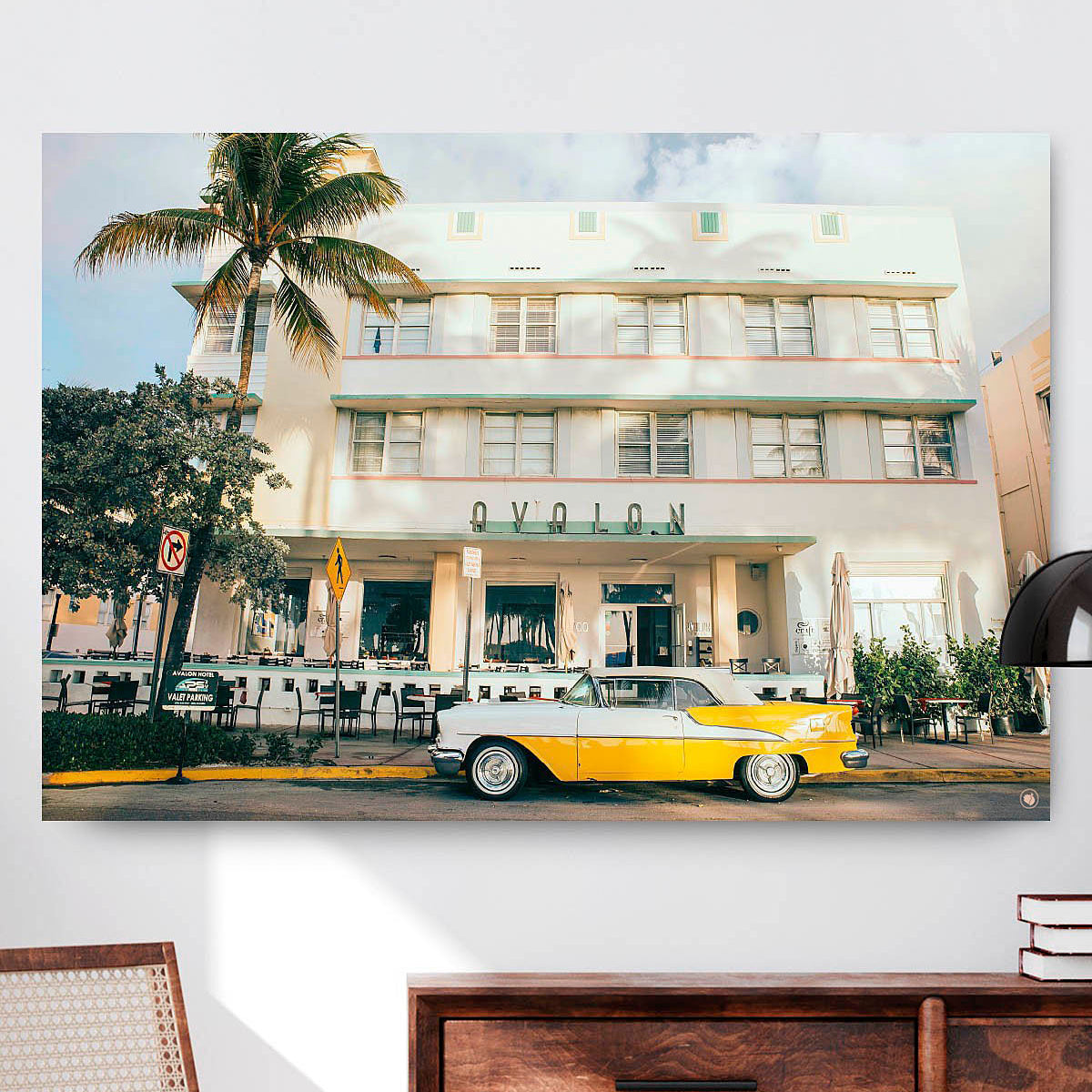 Vierkant wanddecoratie van een luxe auto in het geel voor een hotel.