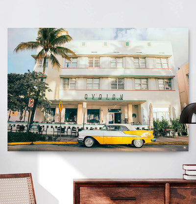 Vierkant wanddecoratie van een luxe auto in het geel voor een hotel.