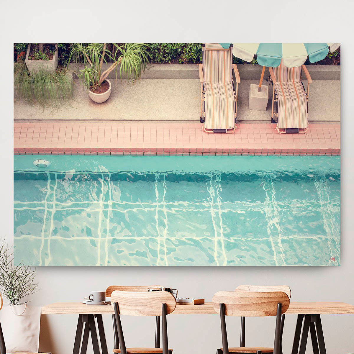 Vierkante wanddecoratie van een zwembad met bedden aan de rand.