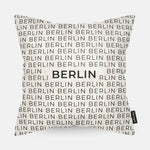 Sierkussen met stad en map Berlijn in tekst en zwart wit