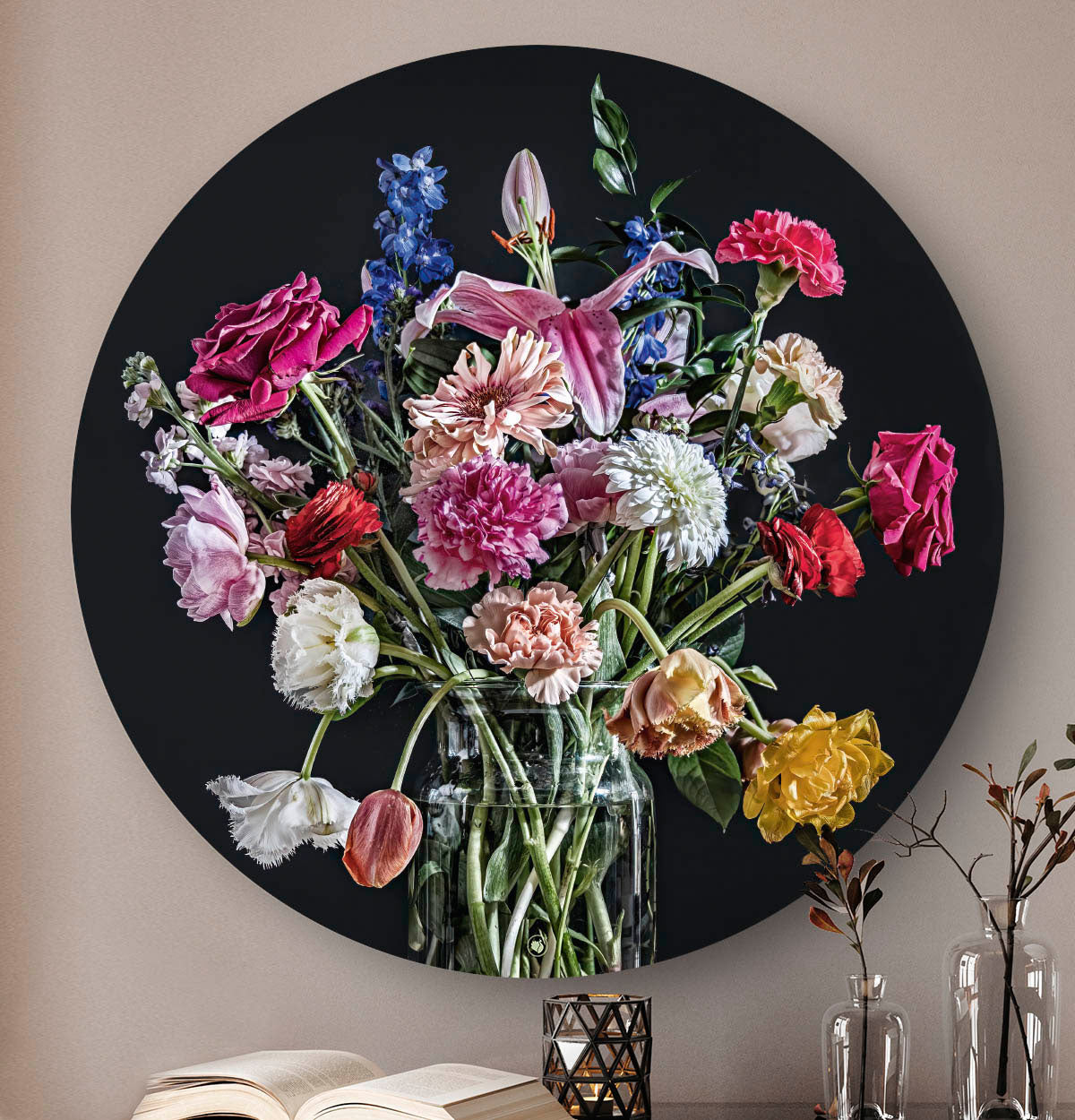 Wandcirkel met kleurrijke bloemen in een glazen vaas tegen een beige muur