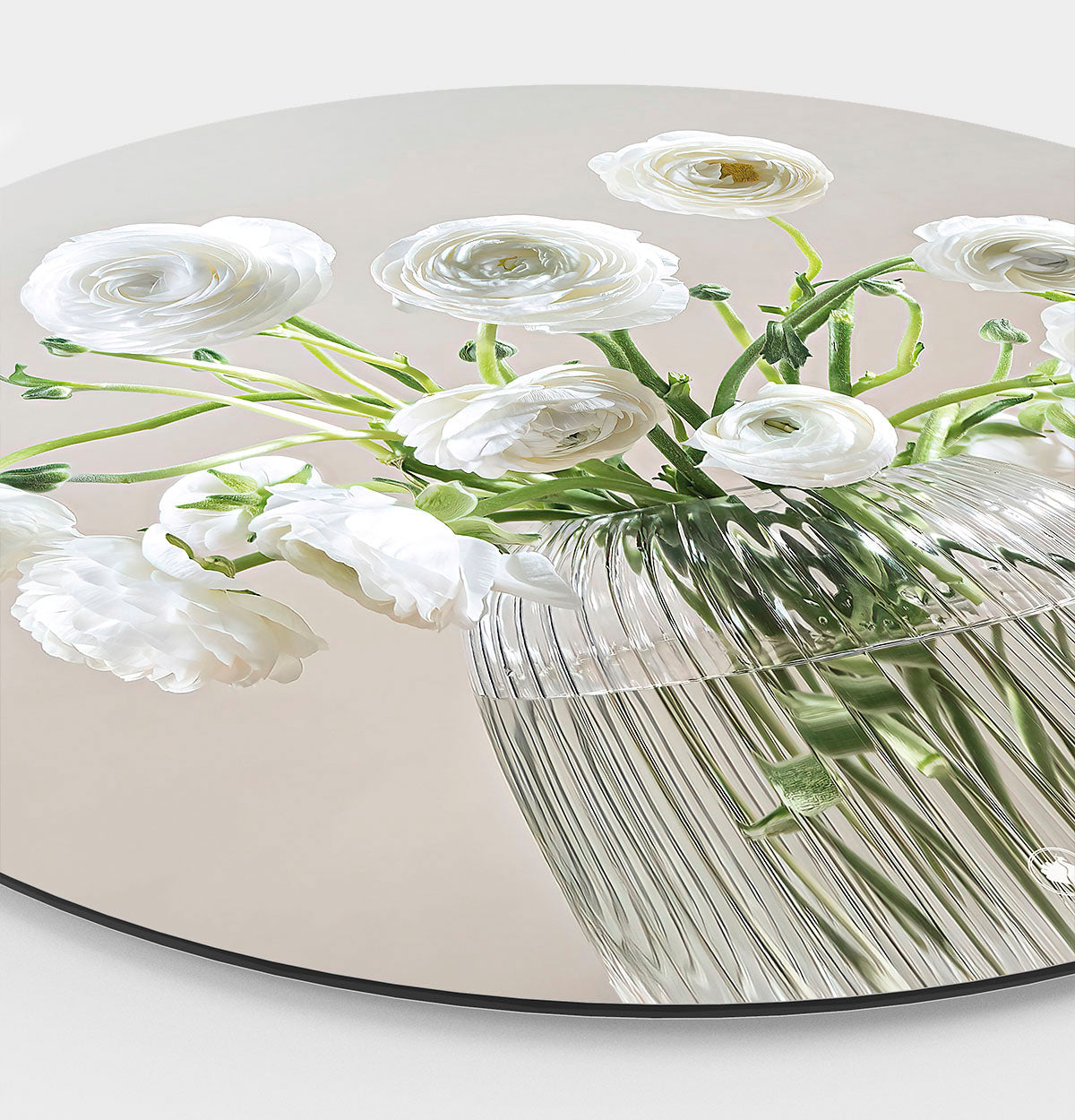 Muurcirkel met een glazen vaas met witte bloemen met een lichte achtergrond