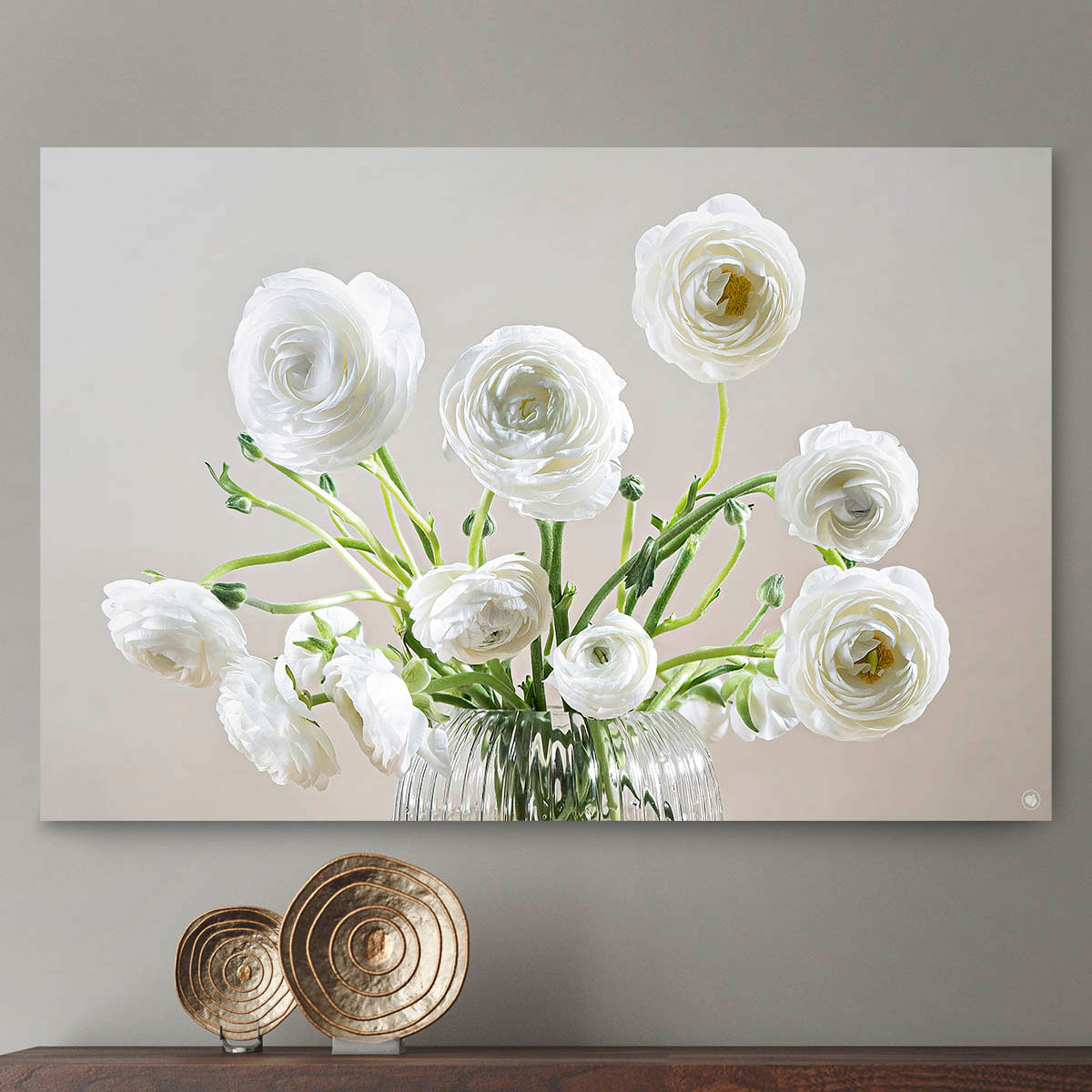 Schilderij met een glazen vaas met witte bloemen tegen een lichte muur