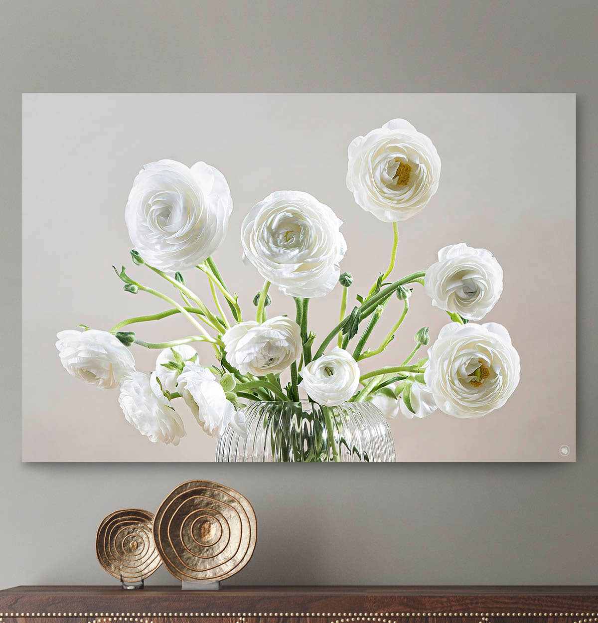 Schilderij met een glazen vaas met witte bloemen tegen een lichte muur