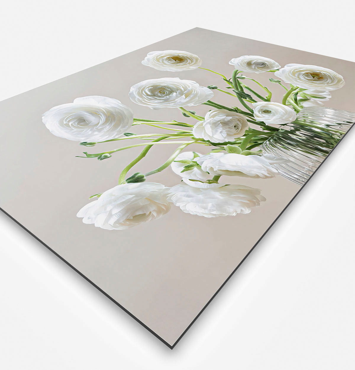 Zijkant van een schilderij met een glazen vaas met witte bloemen