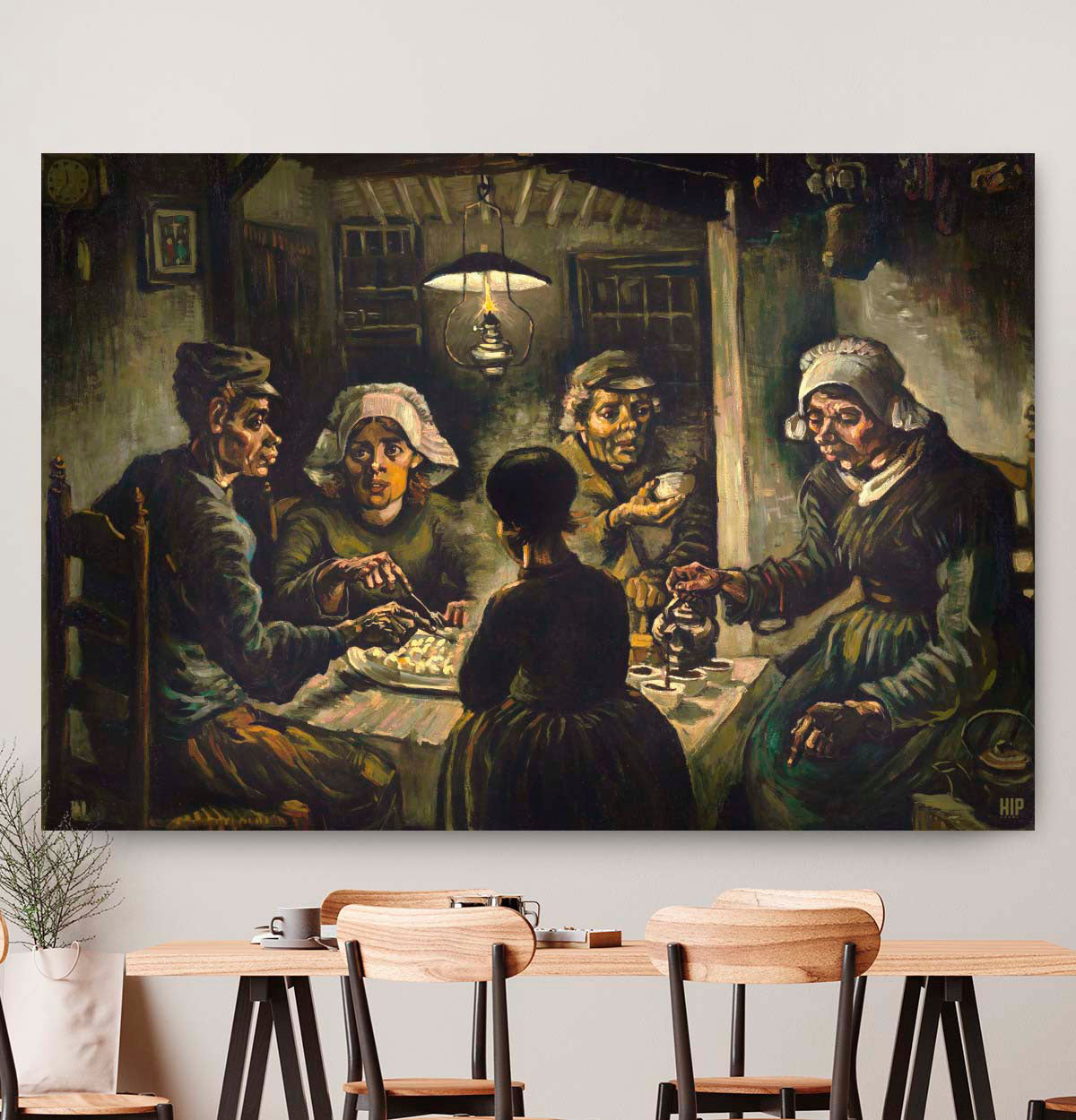 Een rechthoekige wanddecoratie met daarop een gezin aan tafel, de aardappeleters
