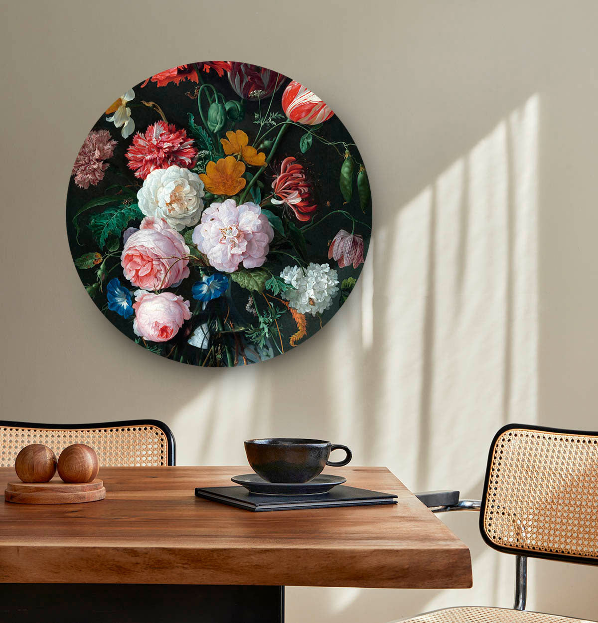Muurcirkel met bloemen tegen een beige muur en een houten tafel met twee japandi stoelen