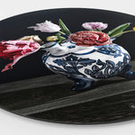 Muurcirkel met een vaas met tulpen met een donkere achtergrond in Delfts blauwe vaas