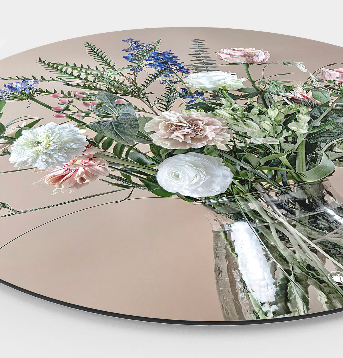 Zijkant van een wandcirkel met bloemen met een beige achtergrond
