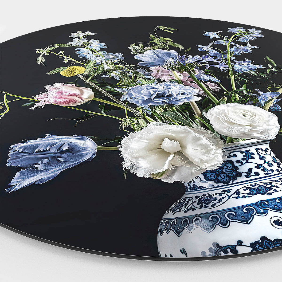 Zijkant van een wandcirkel met lichtblauwe en witte bloemen met een donkere achtergrond
