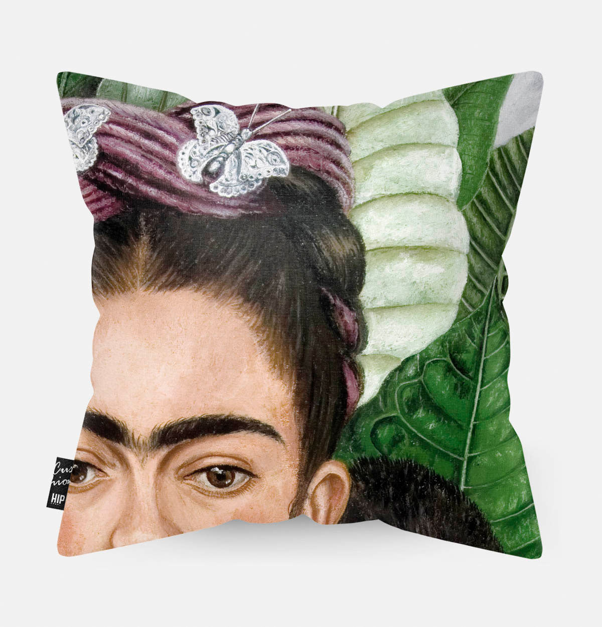 Kussen met schilderij van Frida zelfportret met doornen halsband en kolibrie erop afgebeeld in detail.