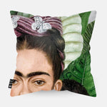 Kussen met schilderij van Frida zelfportret met doornen halsband en kolibrie erop afgebeeld in detail.