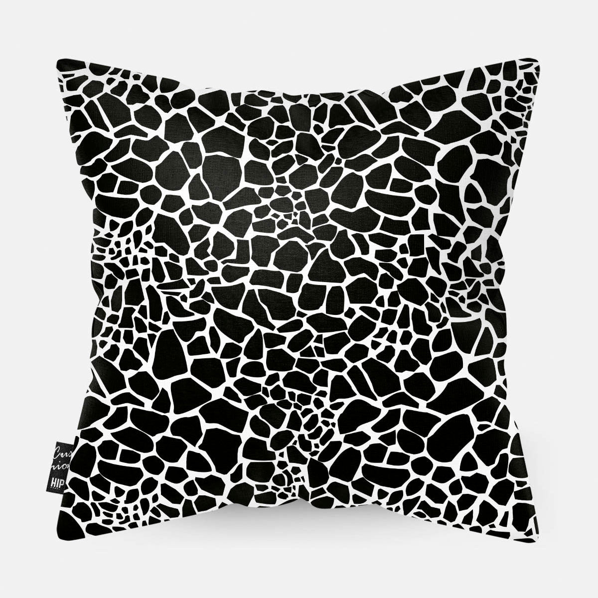 Kussen met de huid van een giraf in zwart-wit erop afgebeeld.