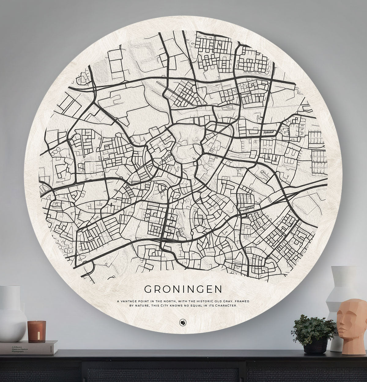 Wandcirkel met de stad Groningen boven een dressoir