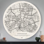 Wandcirkel met de stad Groningen boven een dressoir