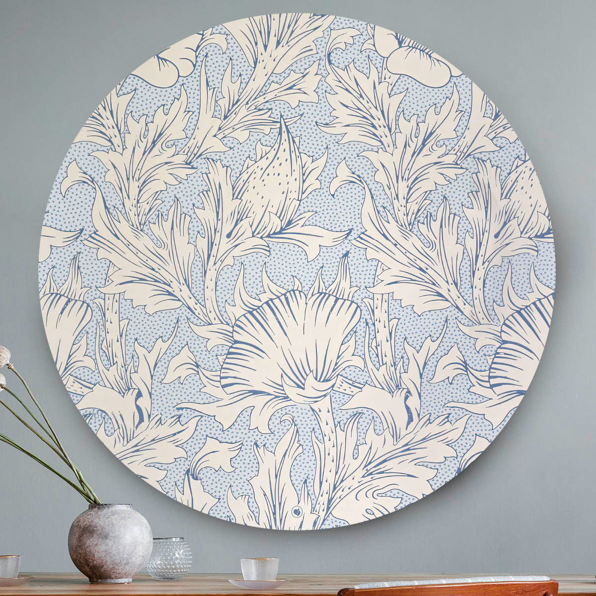 Wandcirkel met licht blauw bloemenpatroon tegen een grijze muur en een houten tafel
