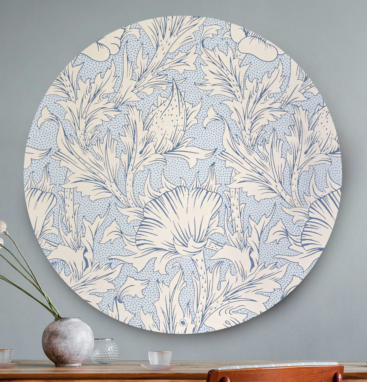 Wandcirkel met licht blauw bloemenpatroon tegen een grijze muur en een houten tafel