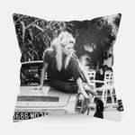 Kussen met Brigitte Bardot in zwart-wit erop afgebeeld.