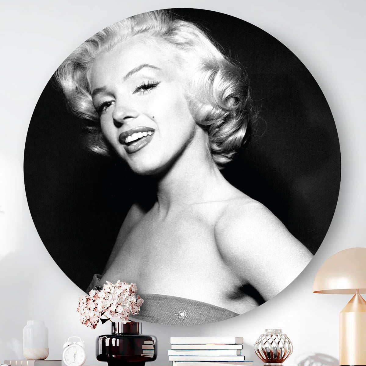 Wanddecoratie met Marilyn Monroe, gestyled met assecoires.