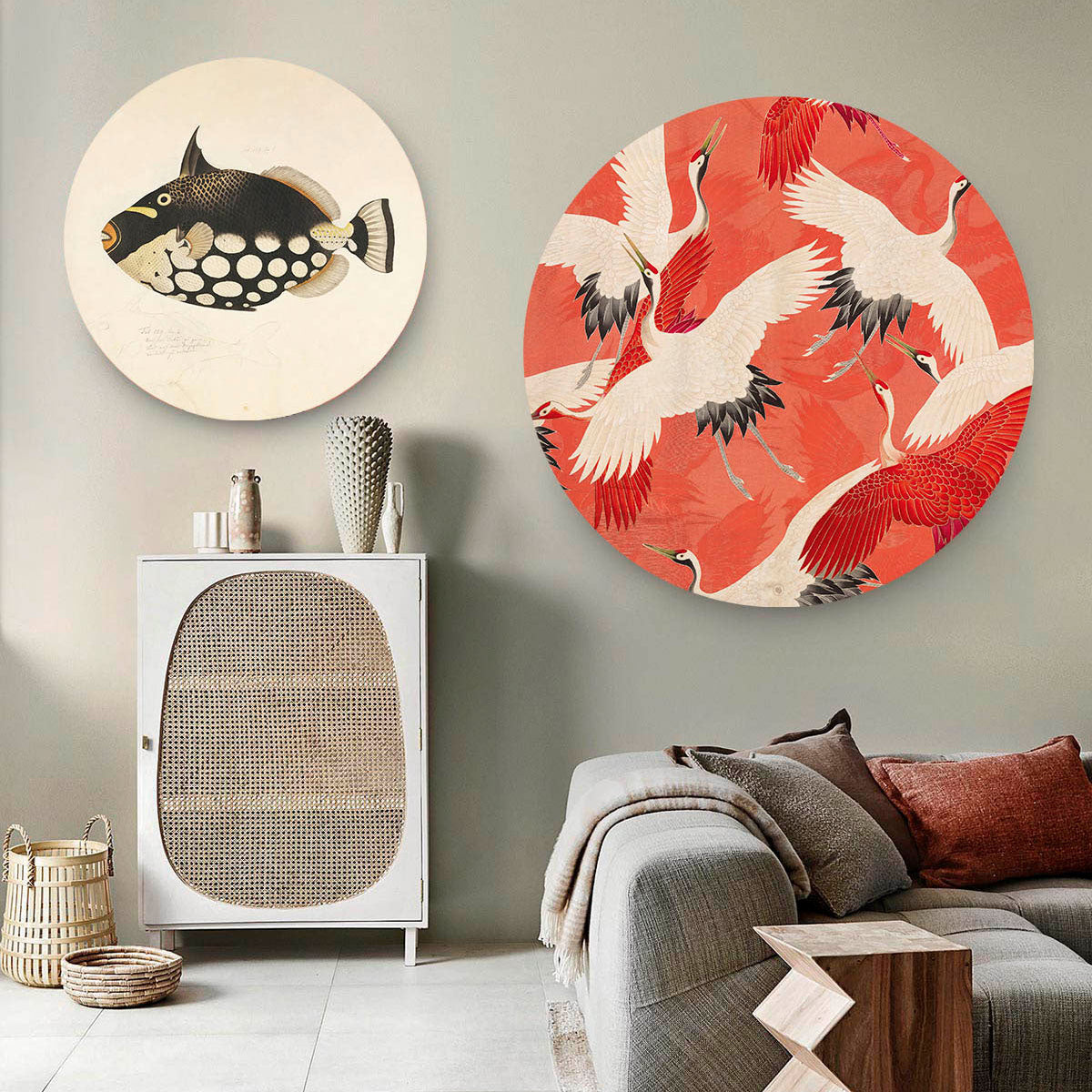 Woonkamer met twee wandcirkels met kraanvogels en moderne kunst op afgebeeld.