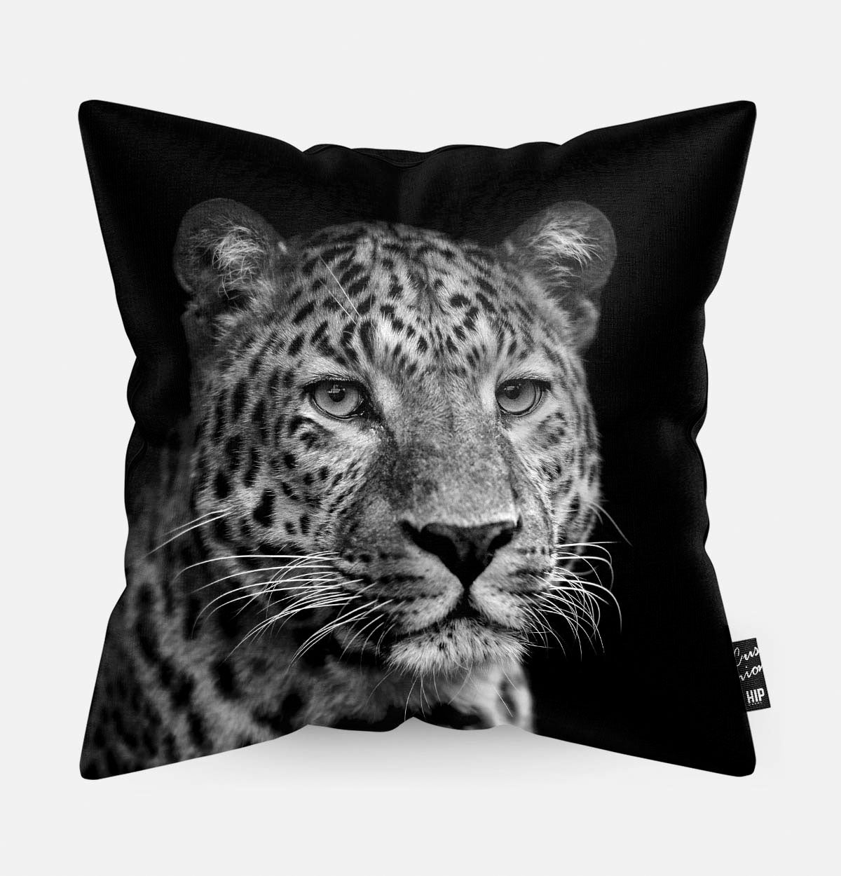 Kussen met een luipaard in zwart-wit erop afgebeeld.