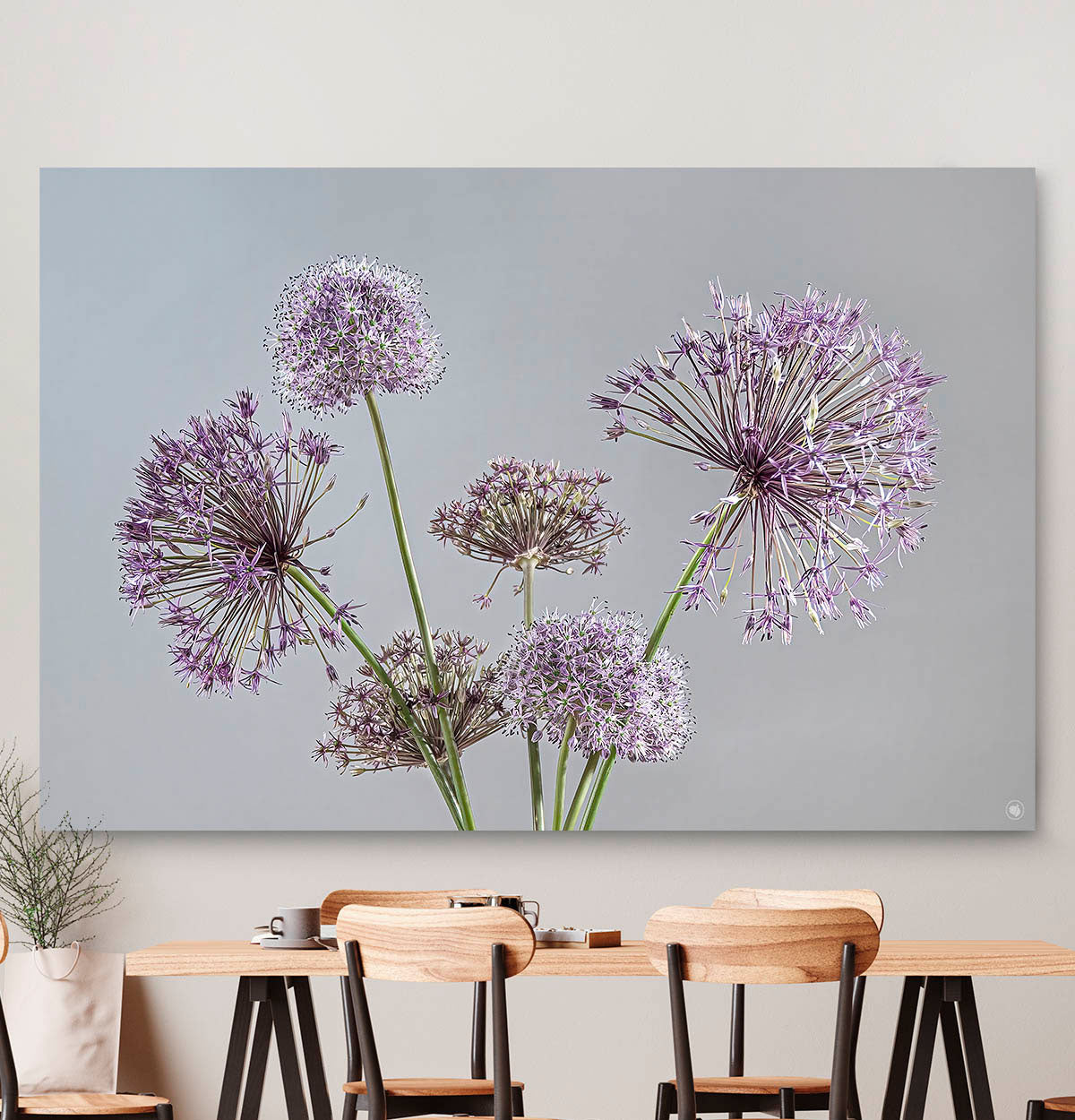 Schilderij met paarse bloemen en een grijze achtergrond en nbeige eetkamerstoelen en tafel