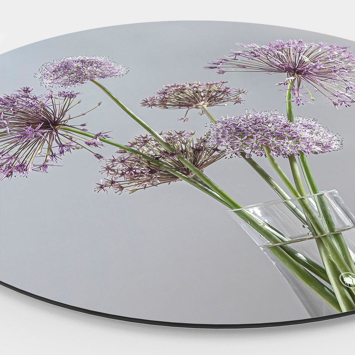 Muurcirkel met paarse bloemen en een grijze achtergrond in vaas met water