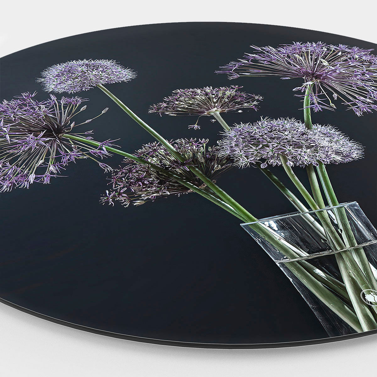 Wandcirkel met paarse bloemen en een zwarte achtergrond in vaas met water