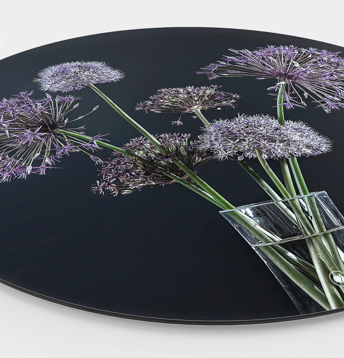 Wandcirkel met paarse bloemen en een zwarte achtergrond in vaas met water