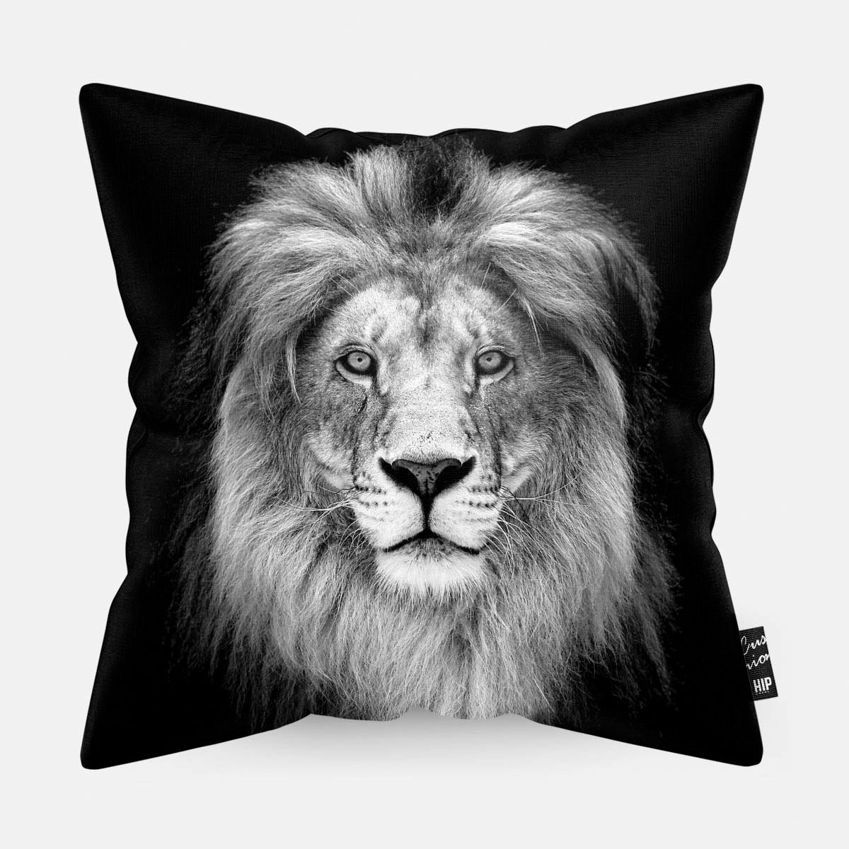 Kussen met een leeuw in zwart-wit erop afgebeeld.