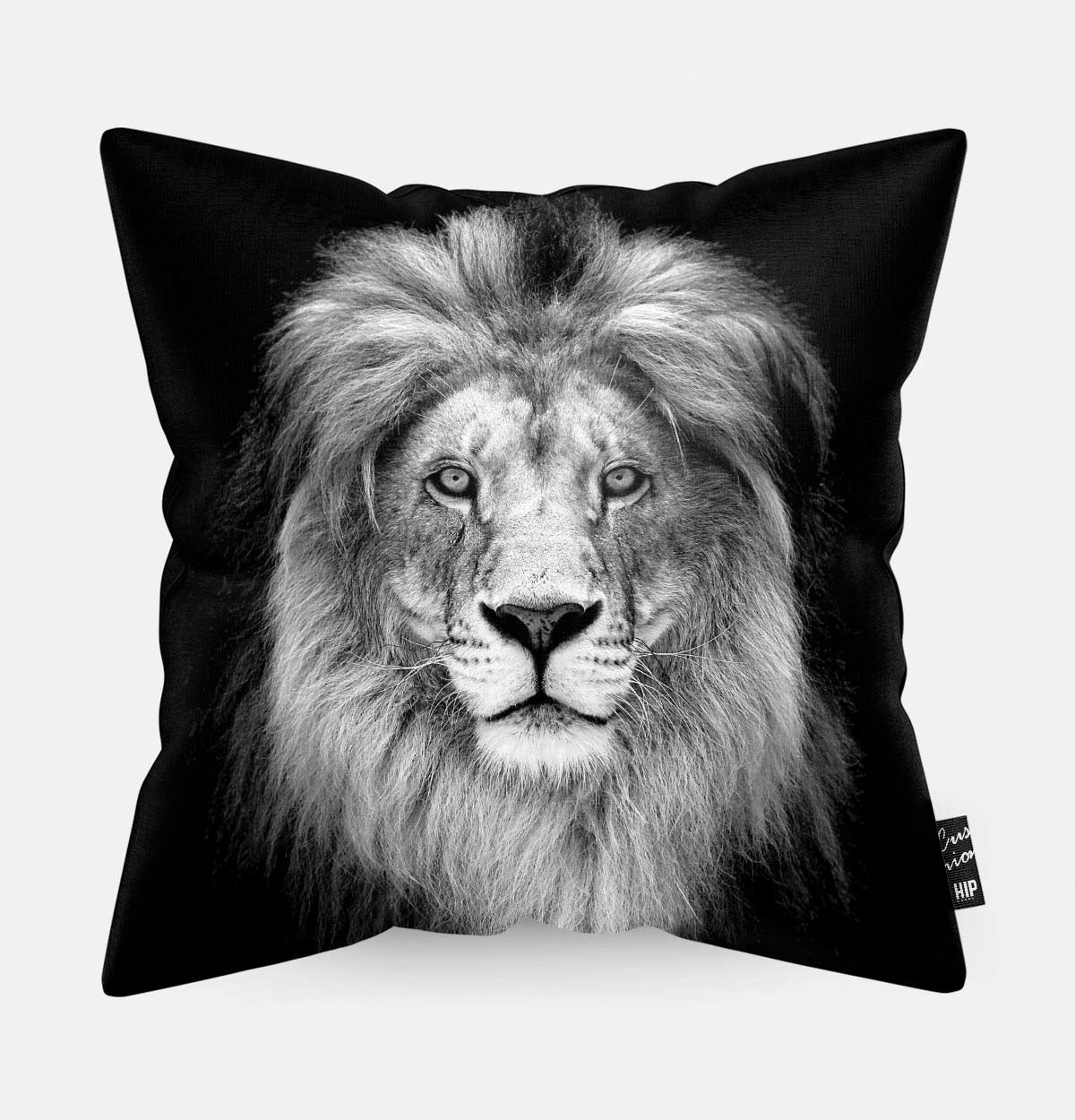 Kussen met een leeuw in zwart-wit erop afgebeeld.