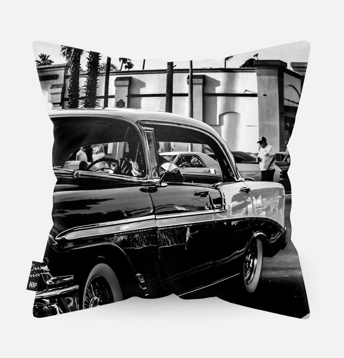 Kussen met een luxe auto in het zwart-wit erop afgebeeld.