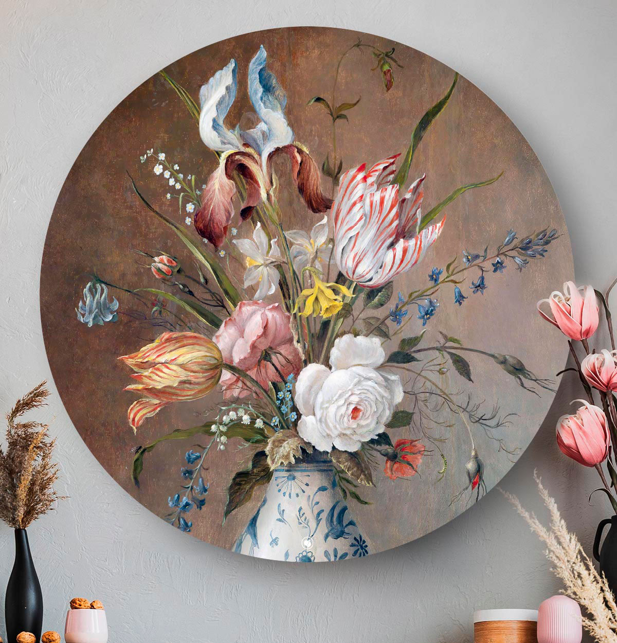 Wandcirkel met bloemen in een porseleinen vaas tegen een lichte muur