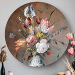 Wandcirkel met bloemen in een porseleinen vaas tegen een lichte muur