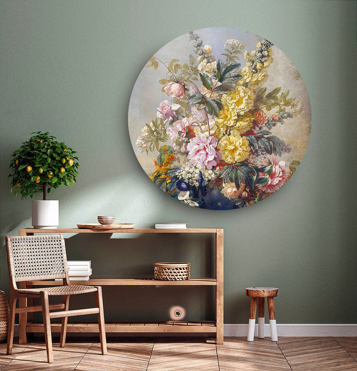 Muurcirkel met bloemen tegen een licht groene muur en een houten dressoir
