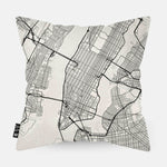 Achterzijde van sierkussen met kaart New York stad in zwart wit