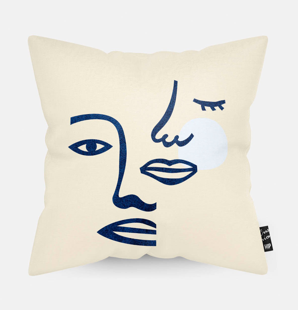 Kussen met line art met open en gesloten gezichten erop afgebeeld in abstracte vorm.