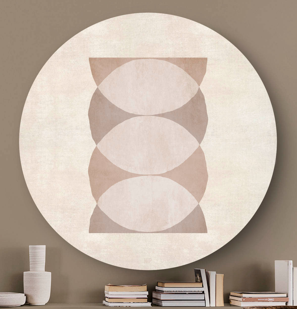 Wandcirkel met abstracte cirkels en een lichte achtergrond tegen een beige muur