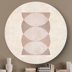 Wandcirkel met abstracte cirkels en een lichte achtergrond tegen een beige muur
