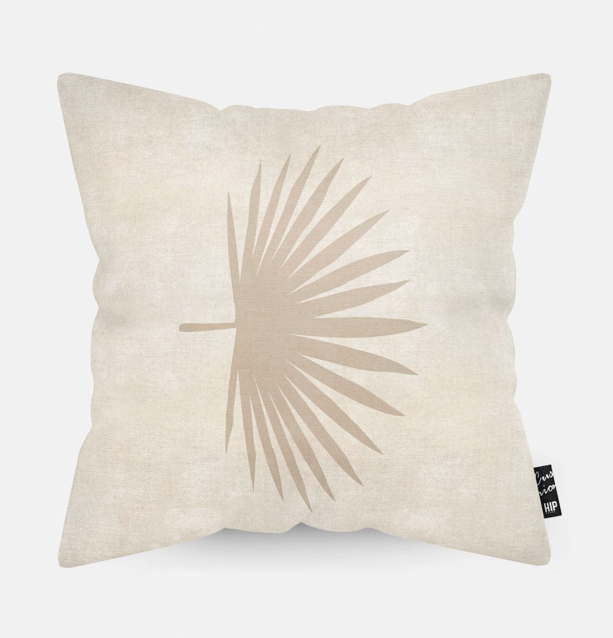 Beige sierkussen met een abstract palmblad erop