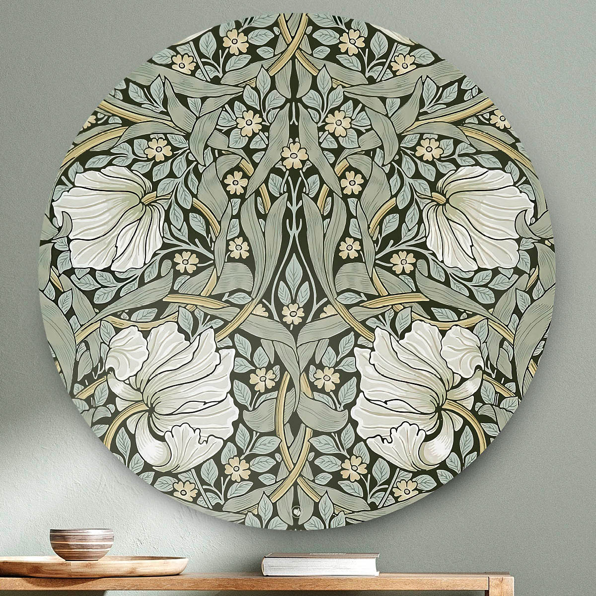 Wandcirkel met een groen patroon met witte bloemen tegen een lichte muur en een houten tafel