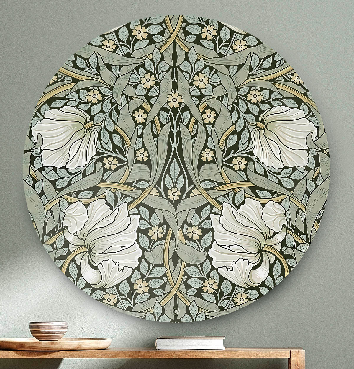 Wandcirkel met een groen patroon met witte bloemen tegen een lichte muur en een houten tafel